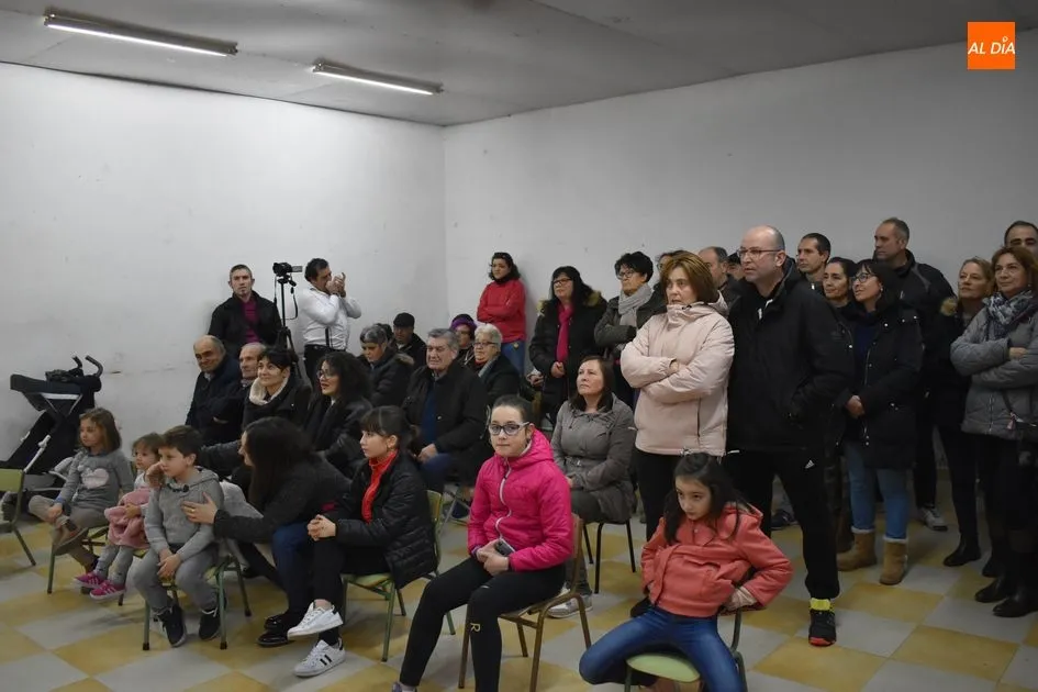Foto 9 - Los vecinos de Encinas de Arriba disfrutaron de su mercado navide&ntilde;o