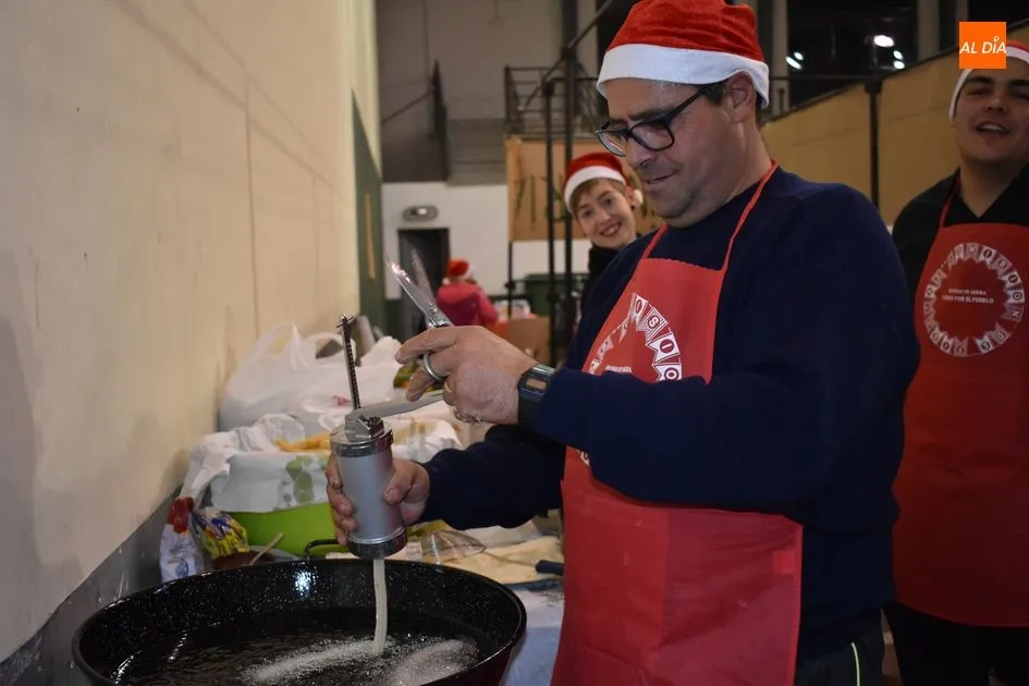 Foto 8 - Los vecinos de Encinas de Arriba disfrutaron de su mercado navide&ntilde;o