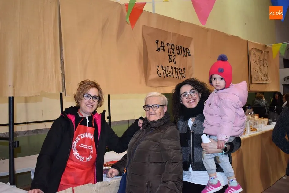 Foto 7 - Los vecinos de Encinas de Arriba disfrutaron de su mercado navide&ntilde;o