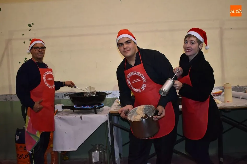 Foto 5 - Los vecinos de Encinas de Arriba disfrutaron de su mercado navide&ntilde;o