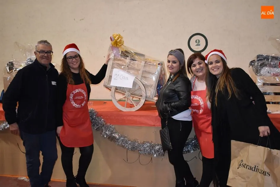 Foto 3 - Los vecinos de Encinas de Arriba disfrutaron de su mercado navide&ntilde;o