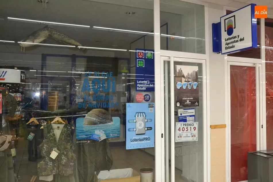 Foto 2 - El Centro Receptor del Centro Comercial de Ciudad Rodrigo pesca parte del 3&ordm; Premio