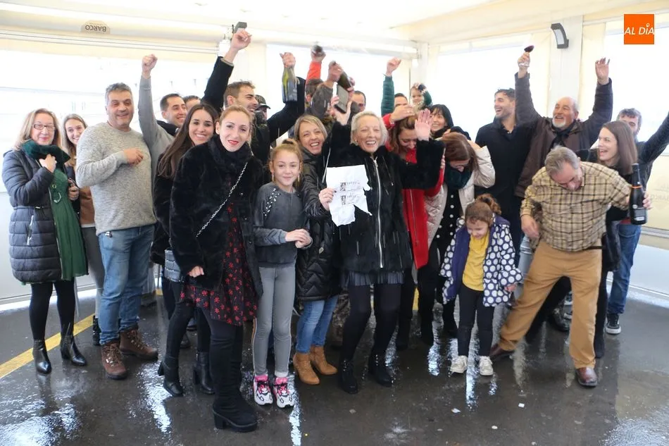 Mario y su familia festejan el premio del Gordo de Navidad en Guijuelo