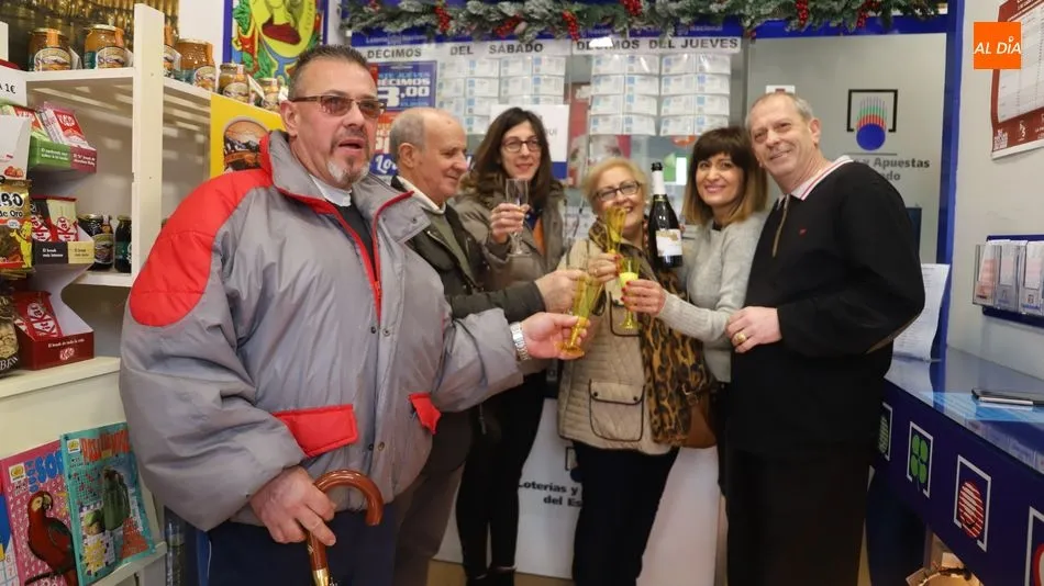 Celebración en la administración As de Oros del paseo de San Vicente. Foto: Lydia González