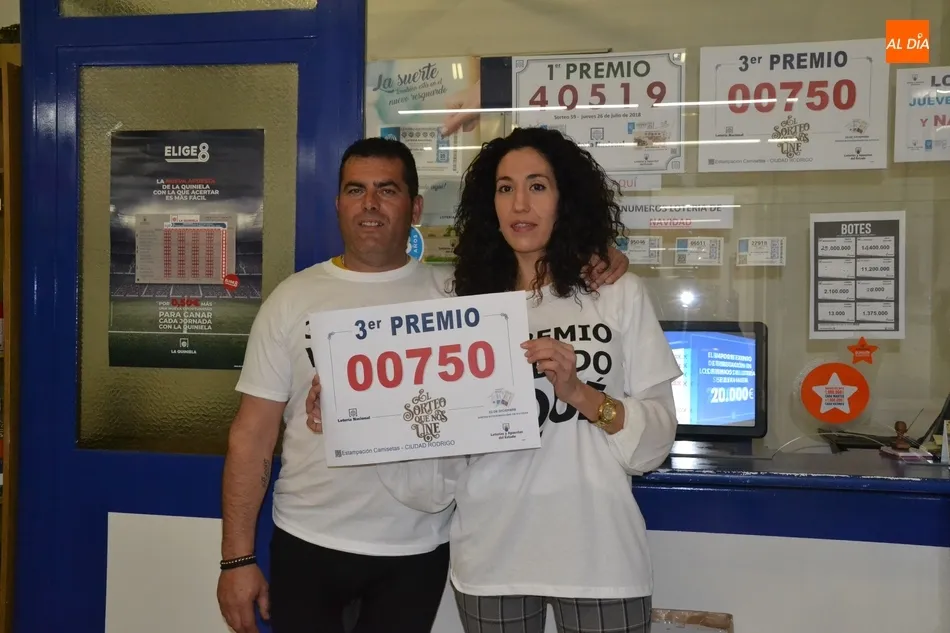 Foto 3 - El Centro Receptor del Centro Comercial de Ciudad Rodrigo pesca parte del 3&ordm; Premio