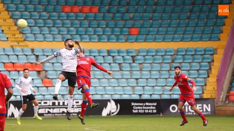 Vargas disputa un balón aéreo con un rival / Lydia González