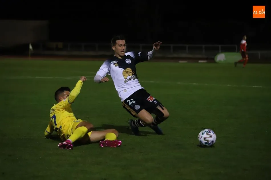Góngora lucha por un balón