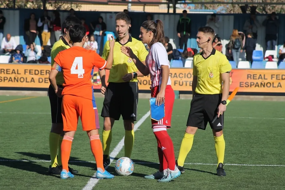 Carmen Álvarez ejerció como capitana de su equipo | Fotos: Federación de Castilla y León de Fútbol