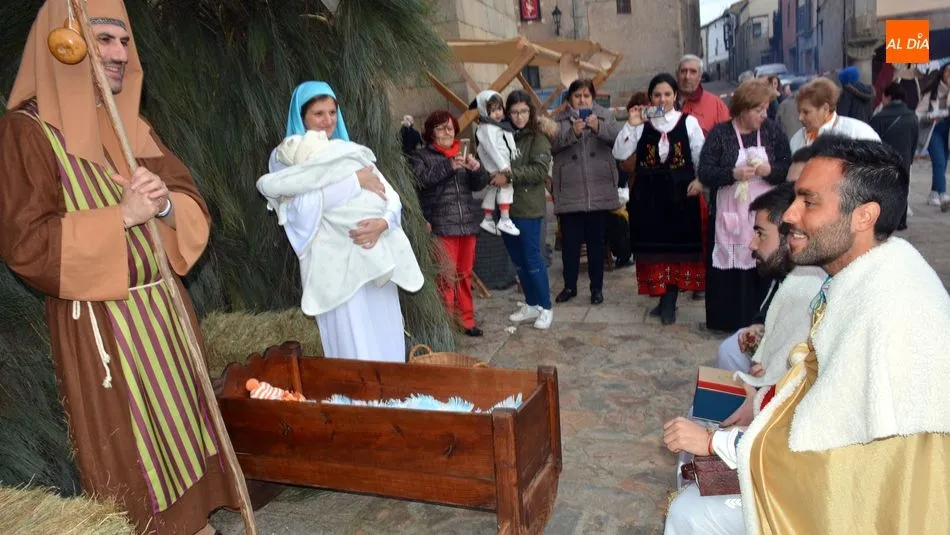 Los Reyes Magos visitando al Niño Jesús en el Belén Viviente del pasado año / E. Corredera