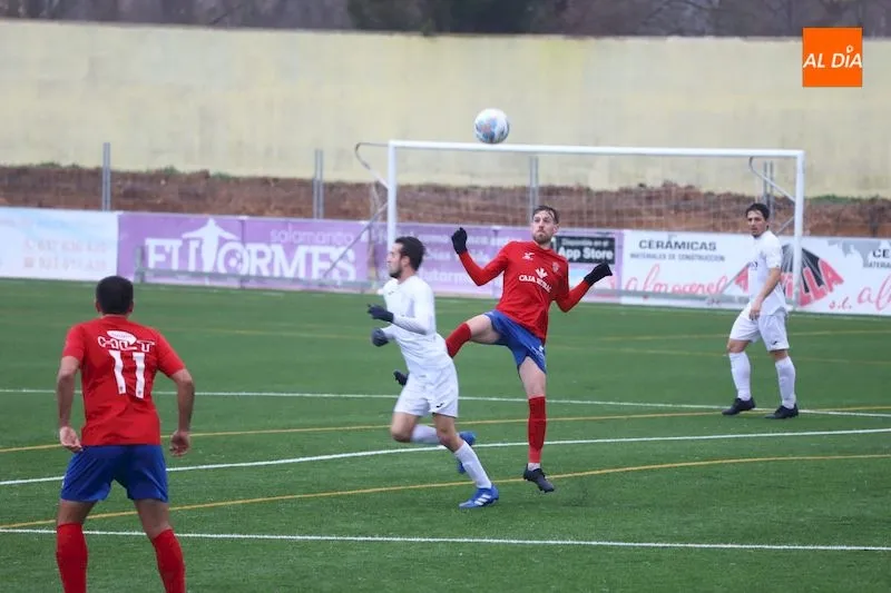 Ramajo pelea por un esférico / Lydia González