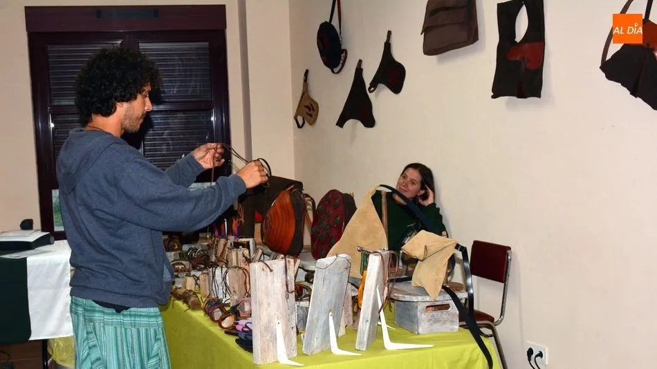 Foto 8 - Buen ambiente en el primer Mercado Navide&ntilde;o de Artesan&iacute;a de Hinojosa de Duero