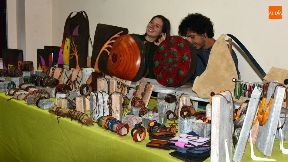 Foto 4 - Buen ambiente en el primer Mercado Navide&ntilde;o de Artesan&iacute;a de Hinojosa de Duero