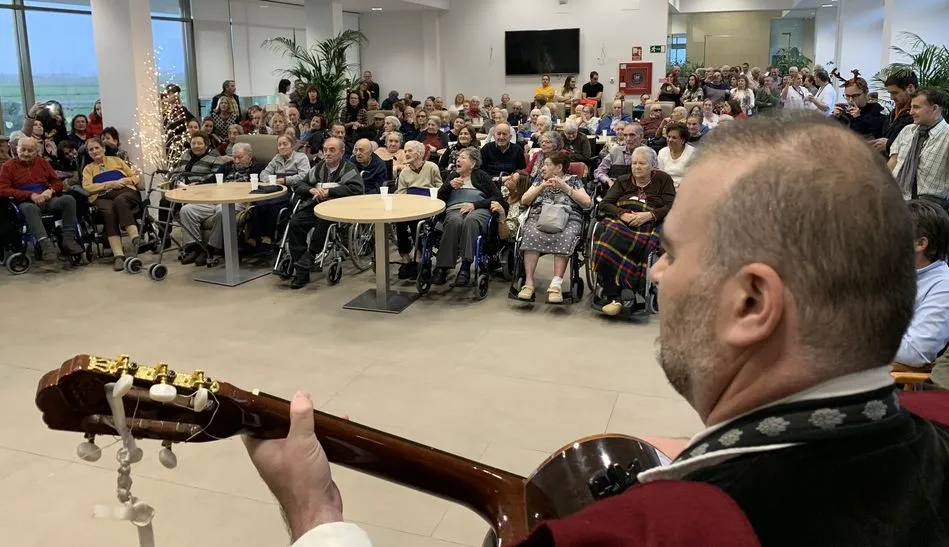 Tarde festiva con la Tuna Universitaria en la residencia de Villaverde de Guareña