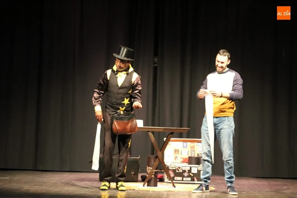 Foto 9 - Excelente espect&aacute;culo de magia y humor de Ra&uacute;l Camag&uuml;ey en Vitigudino  