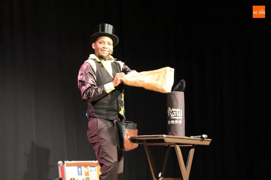 Foto 5 - Excelente espect&aacute;culo de magia y humor de Ra&uacute;l Camag&uuml;ey en Vitigudino  