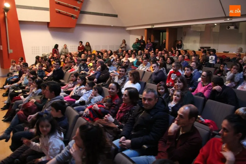 Foto 3 - Excelente espect&aacute;culo de magia y humor de Ra&uacute;l Camag&uuml;ey en Vitigudino  