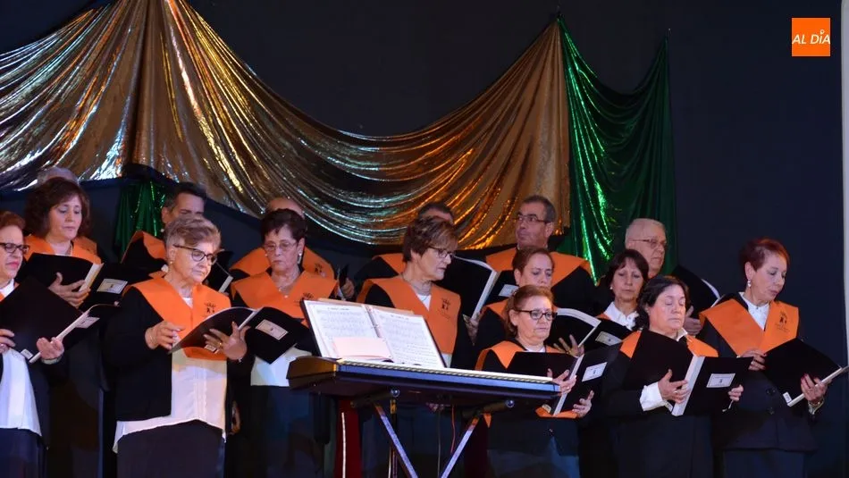 Foto 11 - El Coro Popular de Lumbrales estrena villancicos en su Concierto de Navidad