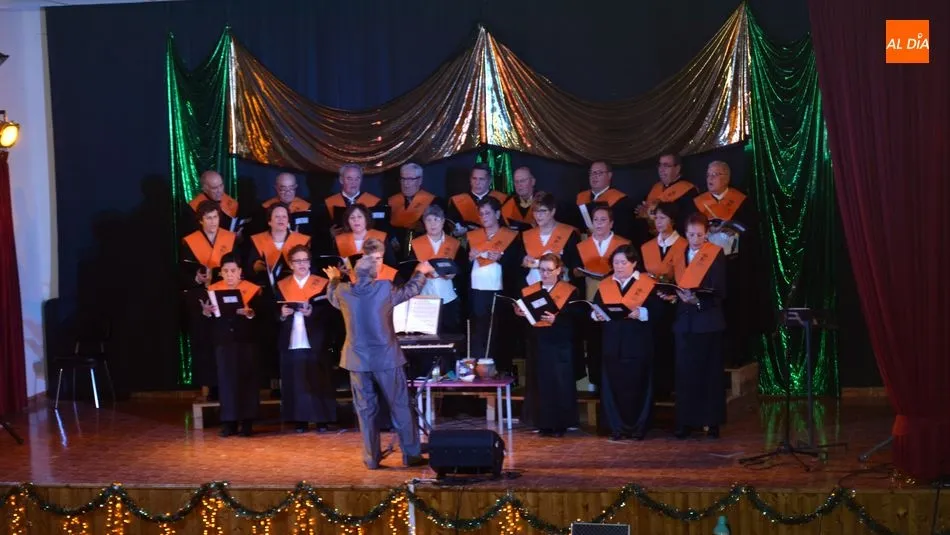 Actuación del Coro Popular en el escenario del centro cultural de la villa / E. Corredera