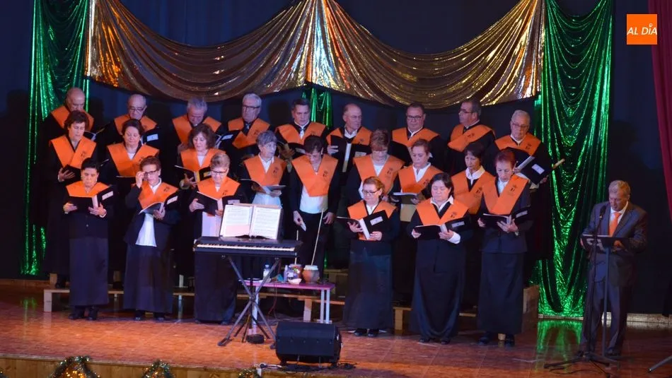 Foto 10 - El Coro Popular de Lumbrales estrena villancicos en su Concierto de Navidad