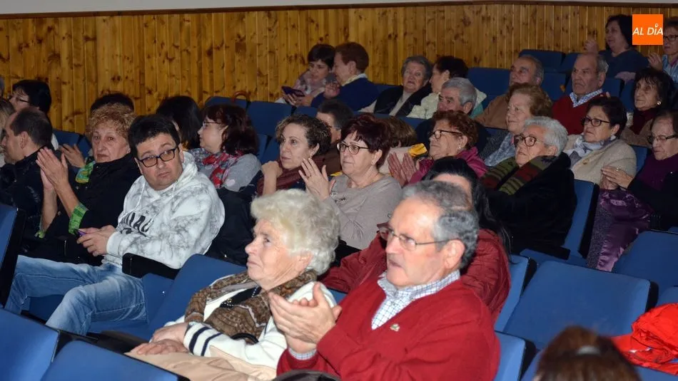 Foto 9 - El Coro Popular de Lumbrales estrena villancicos en su Concierto de Navidad