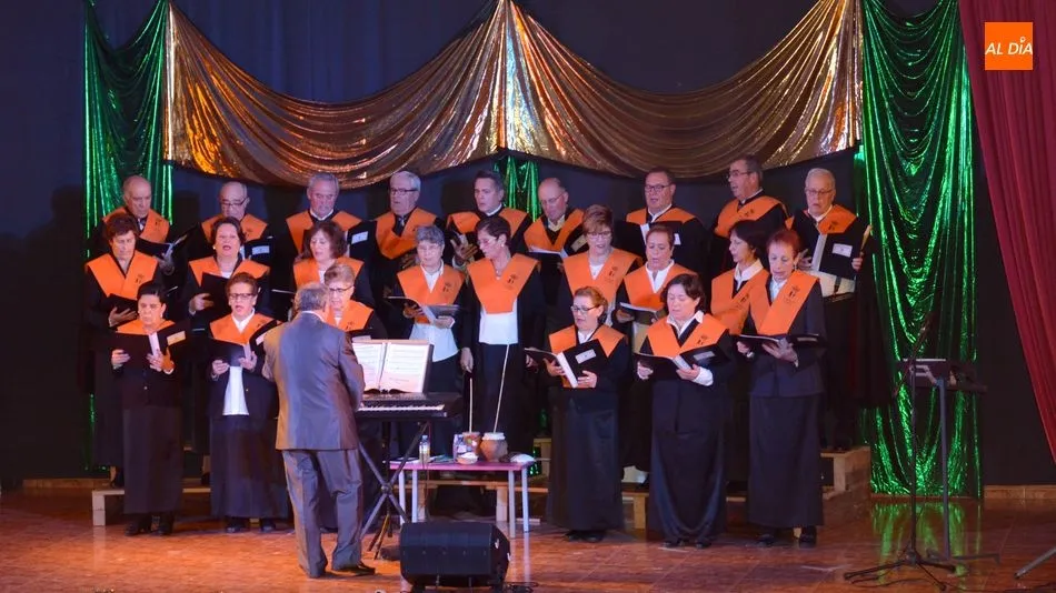 Foto 8 - El Coro Popular de Lumbrales estrena villancicos en su Concierto de Navidad