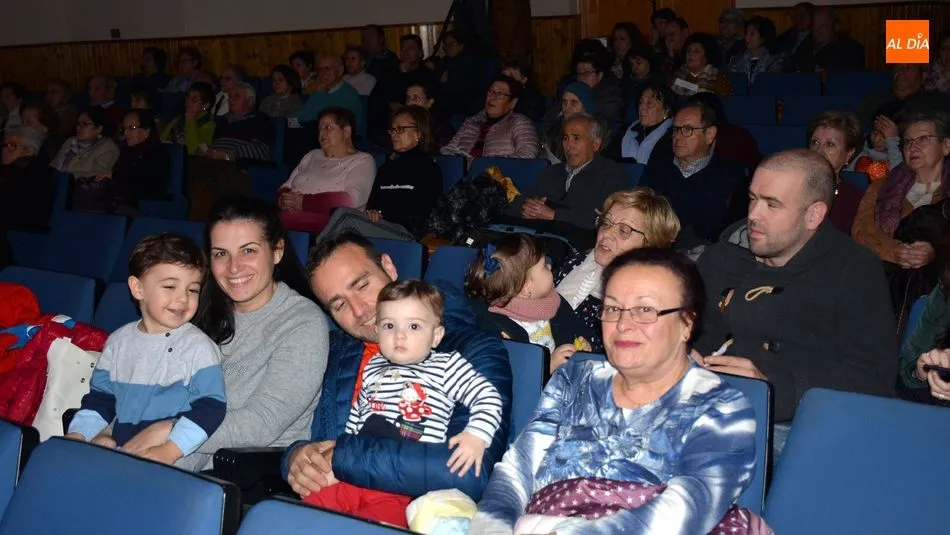 Foto 7 - El Coro Popular de Lumbrales estrena villancicos en su Concierto de Navidad
