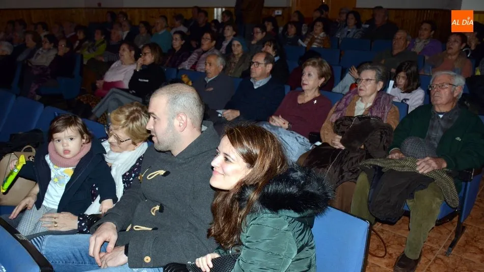 Foto 6 - El Coro Popular de Lumbrales estrena villancicos en su Concierto de Navidad
