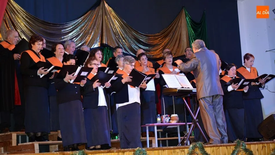 Foto 5 - El Coro Popular de Lumbrales estrena villancicos en su Concierto de Navidad