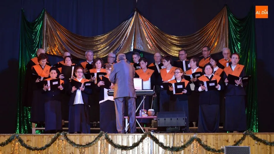 Foto 4 - El Coro Popular de Lumbrales estrena villancicos en su Concierto de Navidad