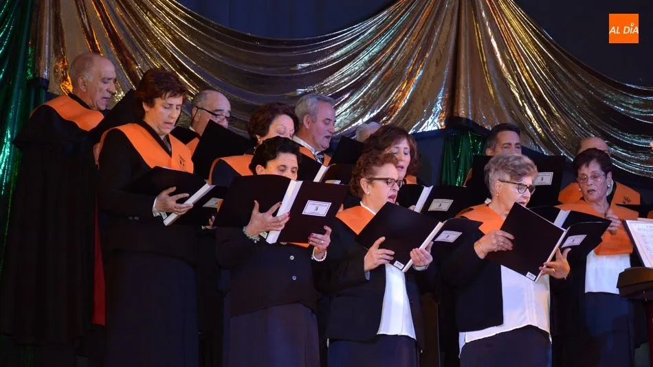Foto 3 - El Coro Popular de Lumbrales estrena villancicos en su Concierto de Navidad