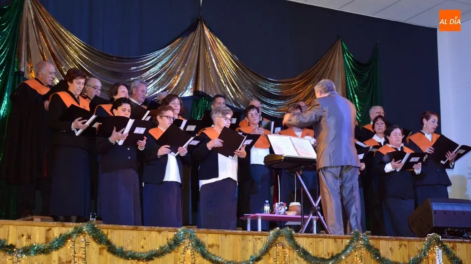 Foto 2 - El Coro Popular de Lumbrales estrena villancicos en su Concierto de Navidad