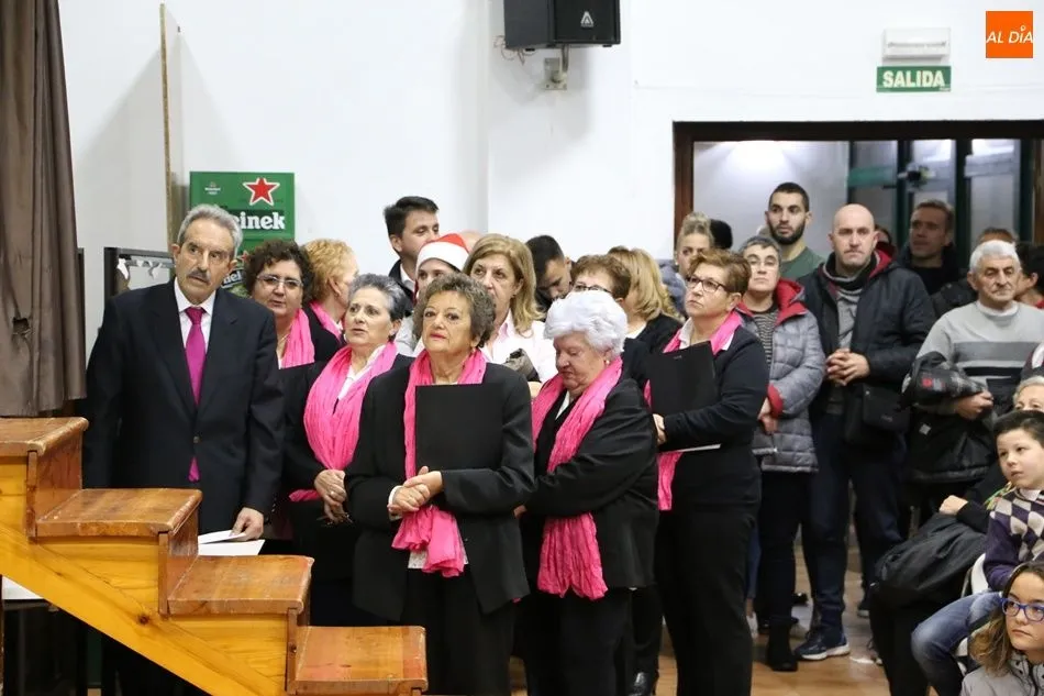 Foto 6 - La Navidad resuena en Villoruela gracias a los coros del arciprestazgo