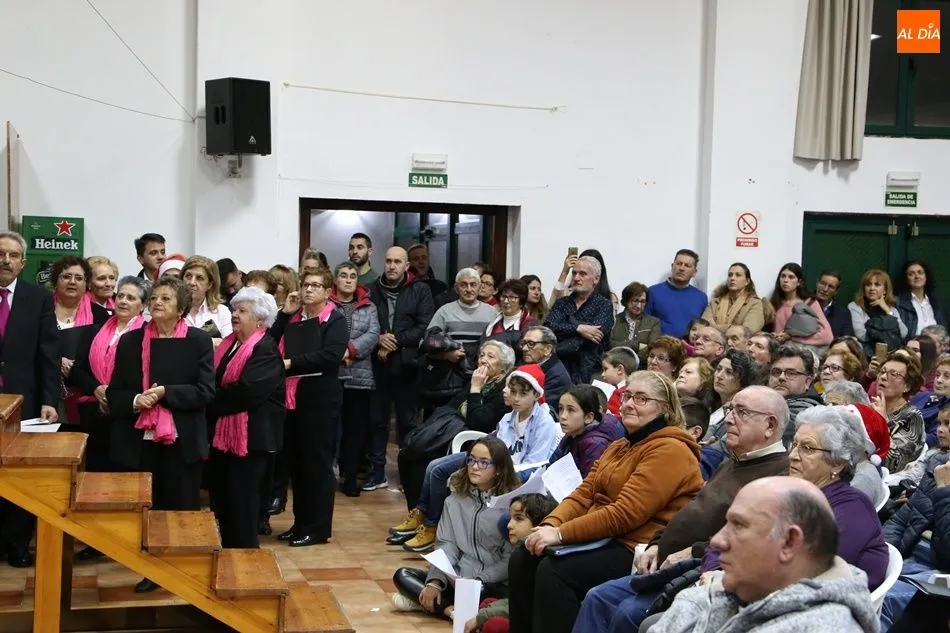 Foto 5 - La Navidad resuena en Villoruela gracias a los coros del arciprestazgo