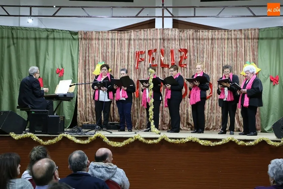 Foto 3 - La Navidad resuena en Villoruela gracias a los coros del arciprestazgo