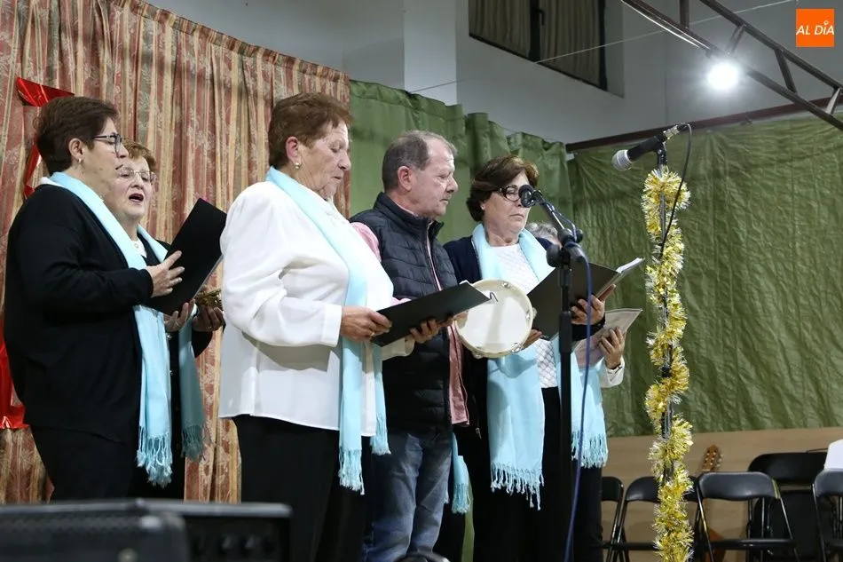 Foto 2 - La Navidad resuena en Villoruela gracias a los coros del arciprestazgo