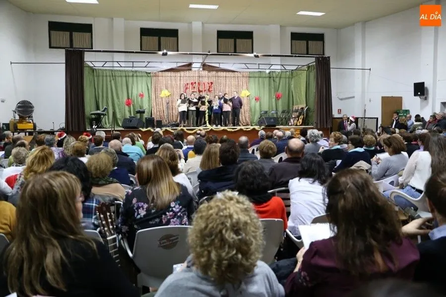 El público, atento al villancico cantado por el coro de Babilafuente