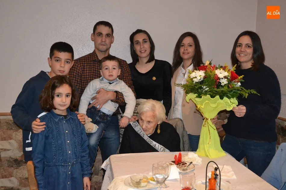 Foto 2 - Crescencia Palacios celebra sus 100 a&ntilde;os rodeada de su familia  