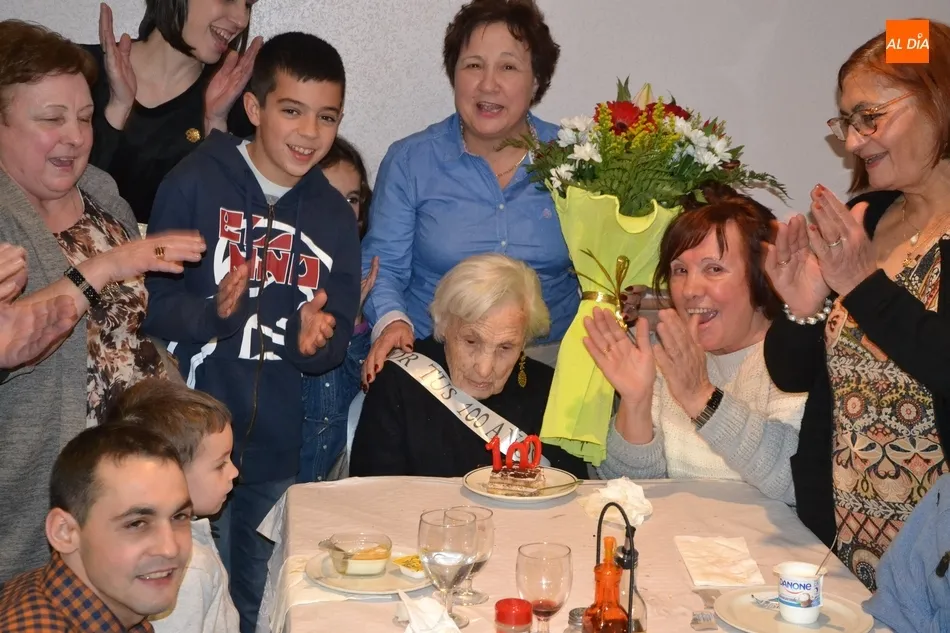 Foto 5 - Crescencia Palacios celebra sus 100 a&ntilde;os rodeada de su familia  