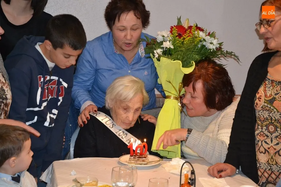 Foto 6 - Crescencia Palacios celebra sus 100 a&ntilde;os rodeada de su familia  