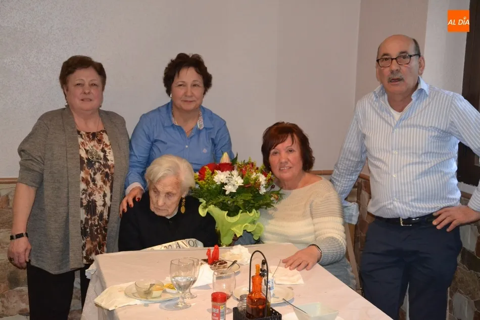 Foto 3 - Crescencia Palacios celebra sus 100 a&ntilde;os rodeada de su familia  