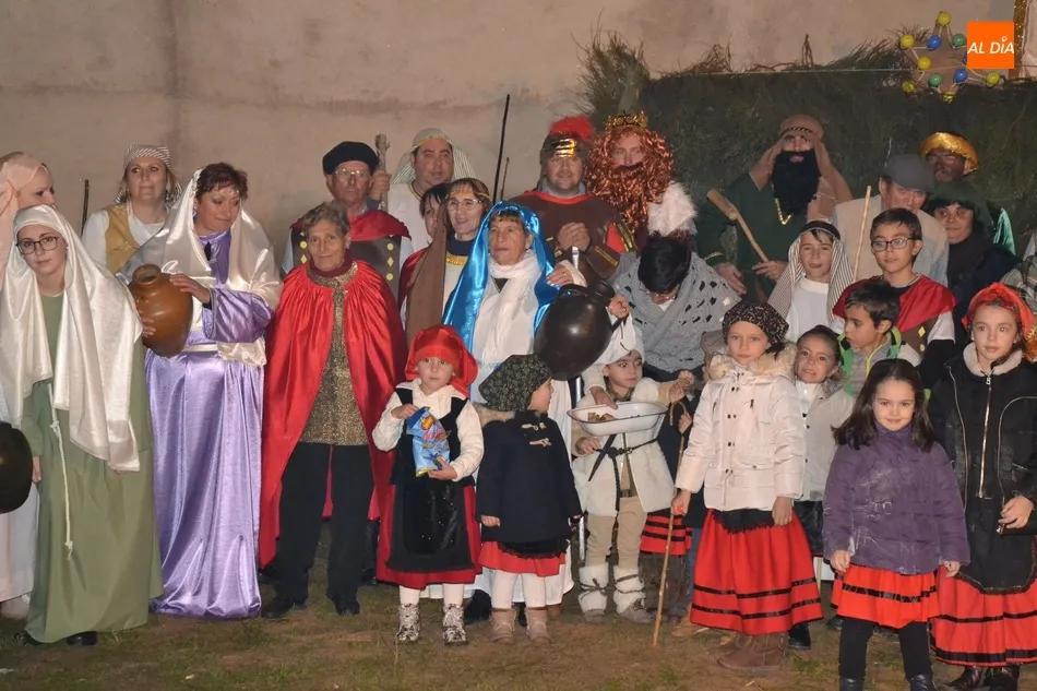 El Barrio Nuevo consolida el nuevo formato de su belén viviente con una altísima implicación...