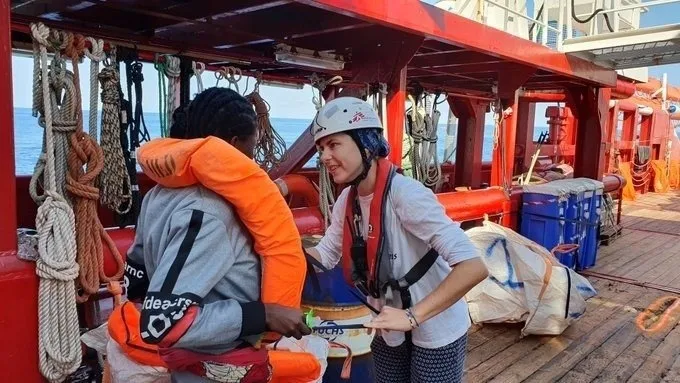 Una trabajadora de MSF con uno de los rescatados por el buque Ocean Viking - MSF SEA. Foto: EP