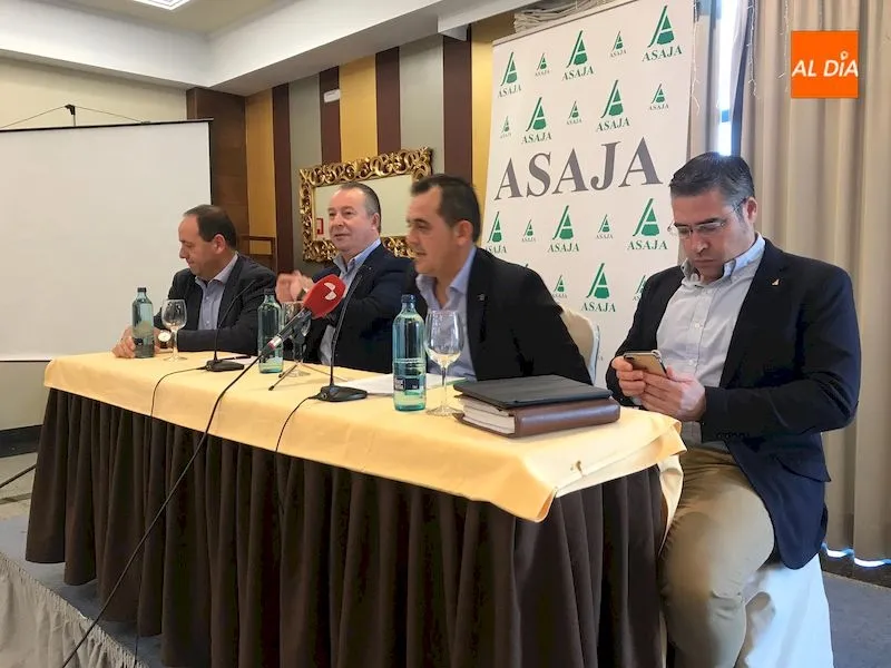 Representantes de ASAJA Salamanca y Castilla y León durante la realización del balance del año actual