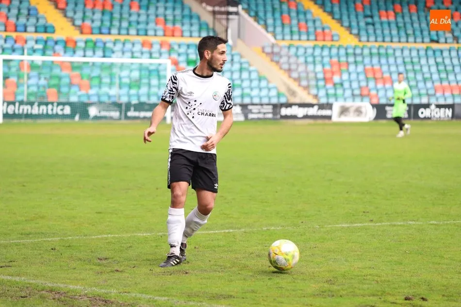 Acción del partido disputado este domingo entre el Salamanca B y el Numancia B / Archivo