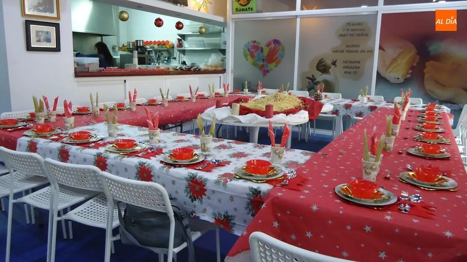 Las mesas del Comedor de los Pobres ya están preparadas para acoger la cena especial de Nochebuena