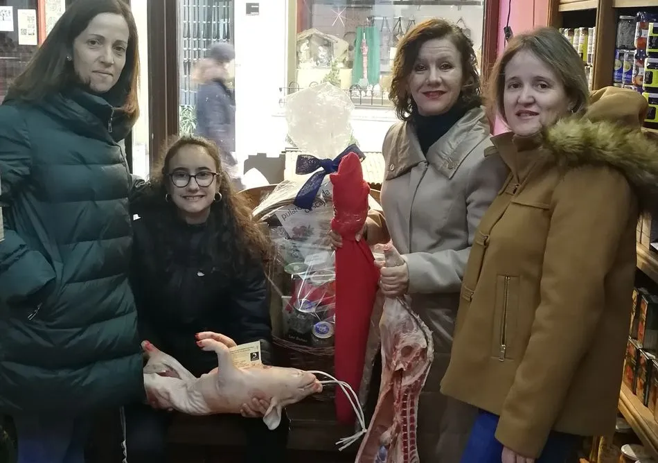 La Asociación Cultural El Molino hace entrega de una cesta de Navidad
