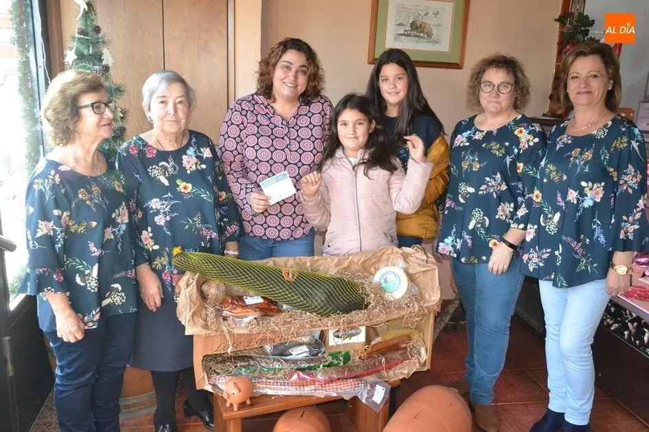 La 4ª cesta navideña de las Encajeras de Amanecer ya tiene ganadora