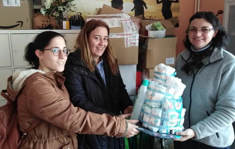 Misioneras-Santa Teresa entrega a Cáritas los productos recogidos en su campaña solidaria  
