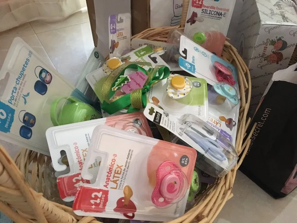 Foto 2 - Misioneras-Santa Teresa entrega a C&aacute;ritas los productos recogidos en su campa&ntilde;a solidaria  