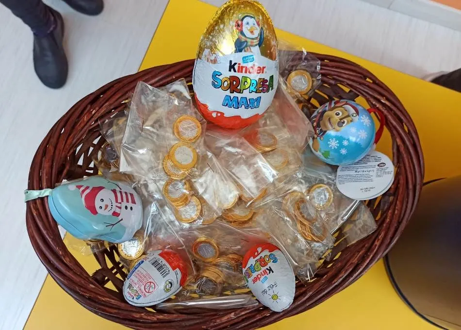 Foto 9 - La Escuela Infantil celebra su emblem&aacute;tico sorteo de Navidad con mucho chocolate en juego  
